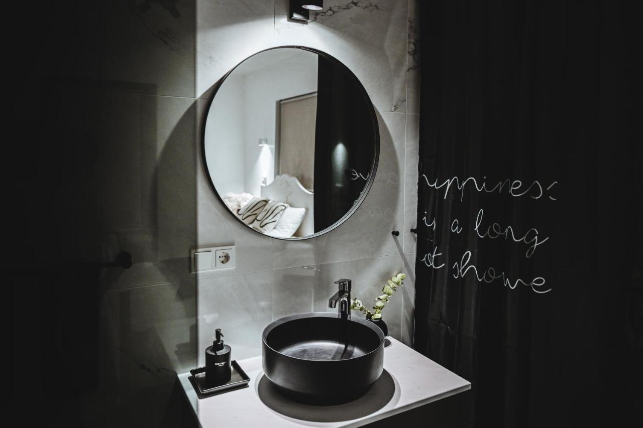 Alka - Cozy Room By The Sea With Private Hot Tub Njarthvik ภายนอก รูปภาพ