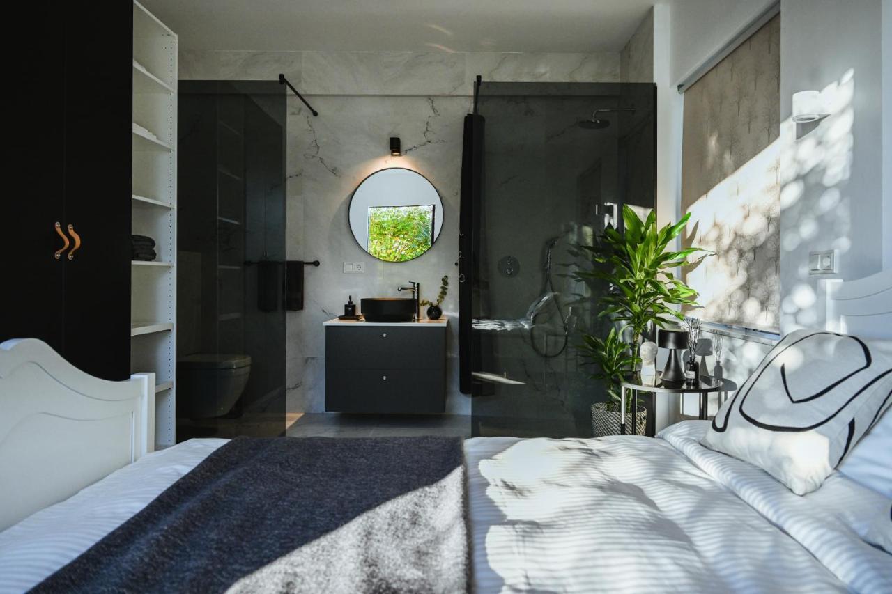Alka - Cozy Room By The Sea With Private Hot Tub Njarthvik ภายนอก รูปภาพ