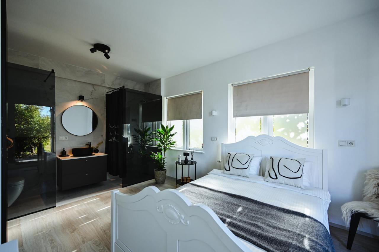 Alka - Cozy Room By The Sea With Private Hot Tub Njarthvik ภายนอก รูปภาพ