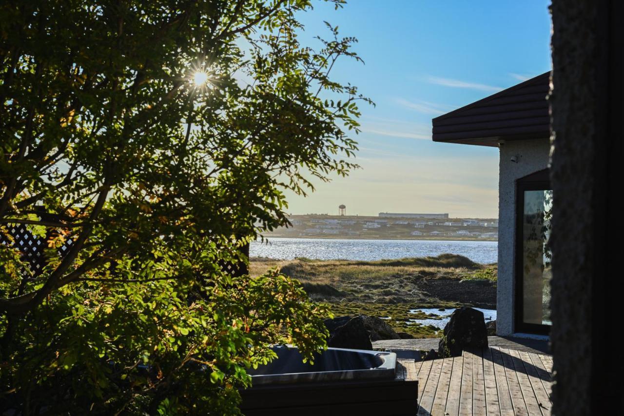 Alka - Cozy Room By The Sea With Private Hot Tub Njarthvik ภายนอก รูปภาพ