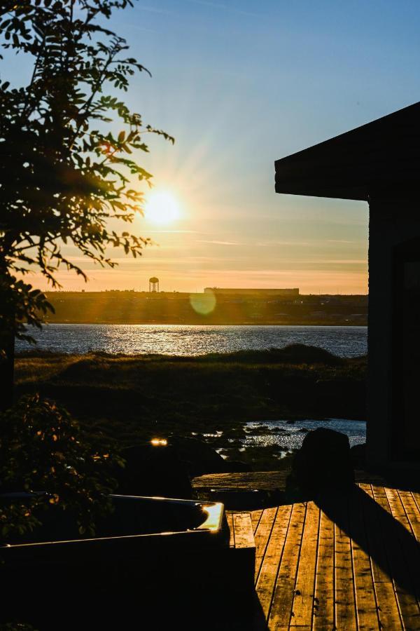 Alka - Cozy Room By The Sea With Private Hot Tub Njarthvik ภายนอก รูปภาพ