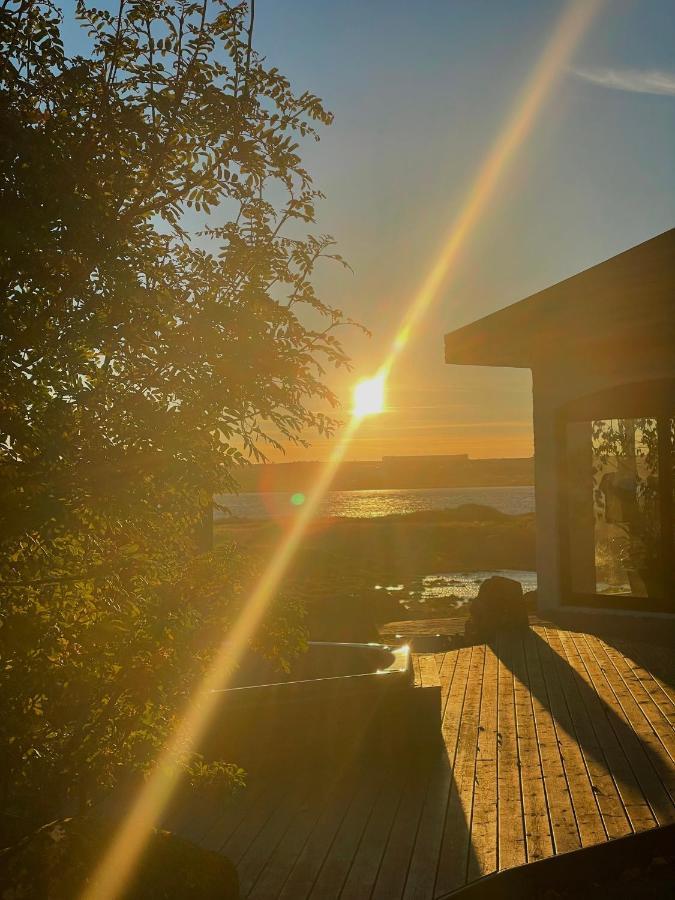 Alka - Cozy Room By The Sea With Private Hot Tub Njarthvik ภายนอก รูปภาพ