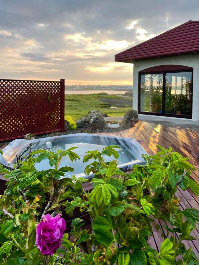 Alka - Cozy Room By The Sea With Private Hot Tub Njarthvik ภายนอก รูปภาพ